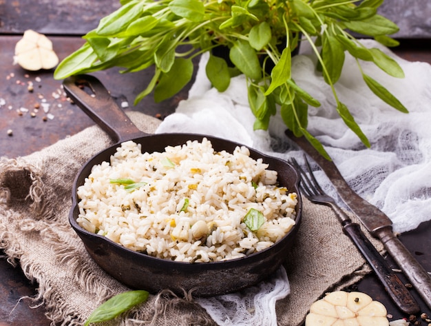 rijst in de pan met de spinazie en knoflook