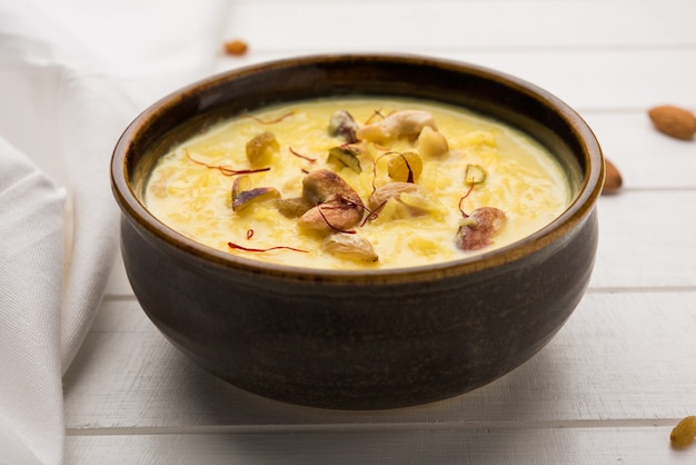 Rijst Kheer of pudding uit India, ook wel Firnee genoemd. geserveerd in een kom. Selectieve focus