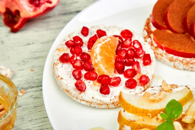 Rijst Knapperig brood gezonde snack met tropisch fruit