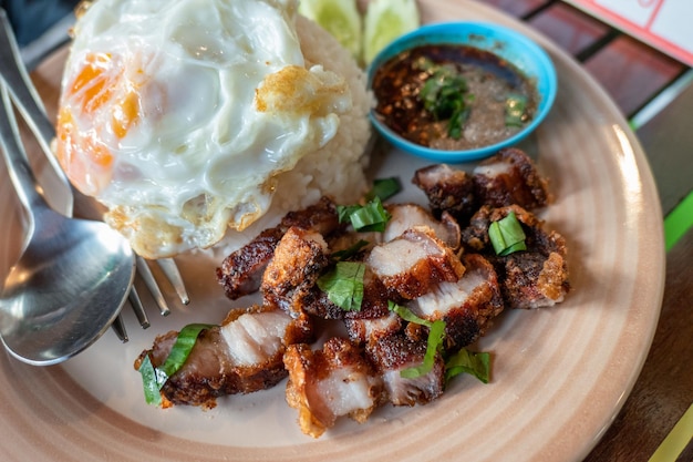 Rijst krokant varkensvlees met pikante saus