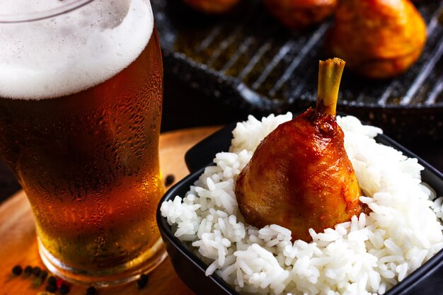 Foto rijst met gebakken kip en een glaasje bier grillmenu in een kroeg