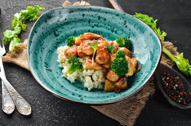 Rijst met kipfilet en broccoli Thaise keuken In het bord Bovenaanzicht Vrije ruimte voor uw tekst Rustieke stijl