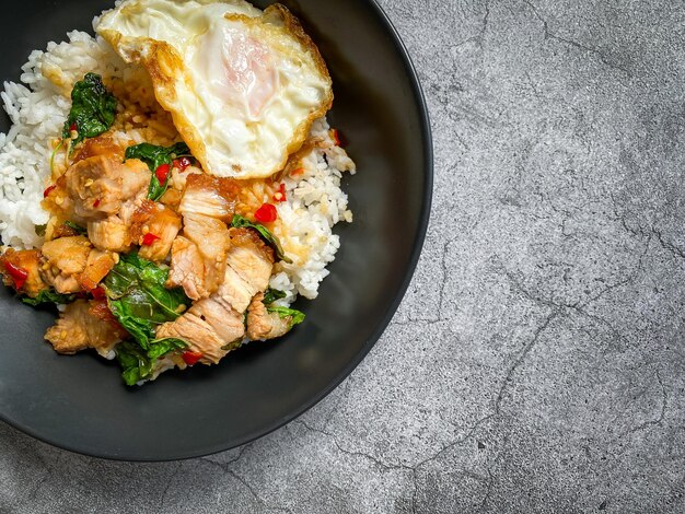 Rijst met knapperige varkensbelly met Thaise basilicum en gebakken ei