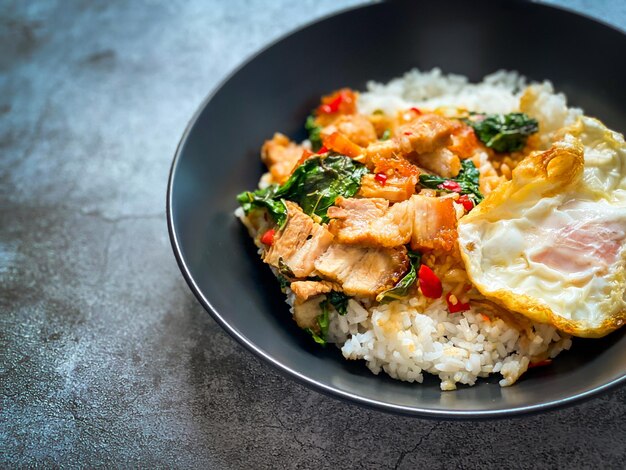 Rijst met knapperige varkensbelly met Thaise basilicum en gebakken ei