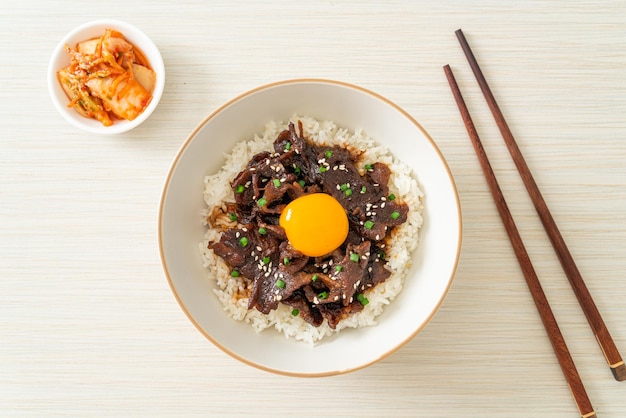 Rijst met varkensvlees met sojasmaak of Donburi-kom met Japans varkensvlees - Aziatisch eten