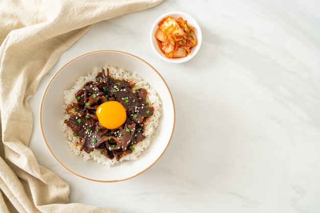 Rijst met varkensvlees met sojasmaak of Donburi-kom met Japans varkensvlees - Aziatische stijl