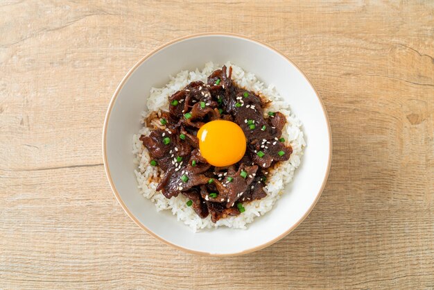 Rijst met varkensvlees met sojasmaak of Donburi-kom met Japans varkensvlees - Aziatische stijl