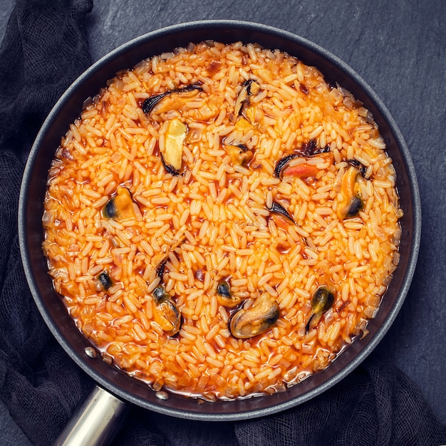 Foto rijst met zeevruchten in schotel