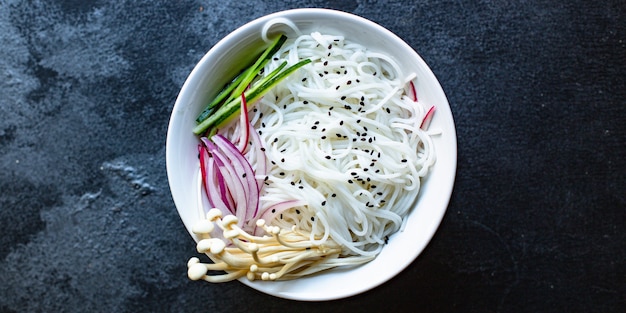 rijst noedels groenten Enoki cellofaan pasta Miso Ramen soep funchose pho zeevruchten klaar om te eten