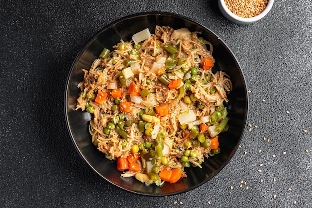 rijst noedels groenten vegetarisch veganistisch eten vegetarisch aziatisch eten snack maaltijd eten snack op tafel