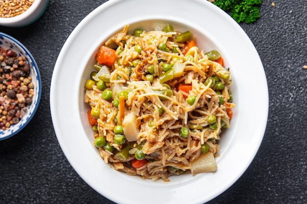 rijst noedels groenten vegetarisch veganistisch eten vegetarisch aziatisch eten snack maaltijd eten snack op tafel