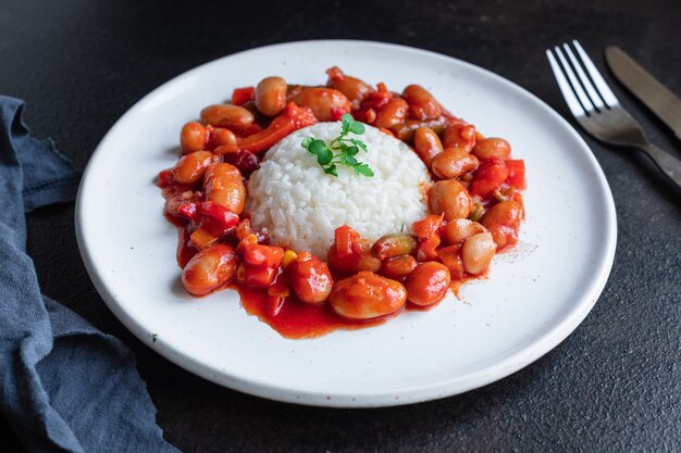 Rijst tomaat bonen groente geen vlees portie veganistisch of vegetarisch