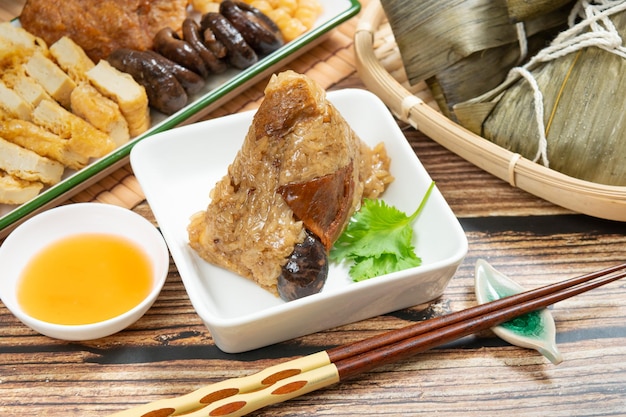 Rijstbol is een traditioneel Chinees rijstgerecht gemaakt van kleefrijst en verpakt in bamboebladeren Dragon Boat Festival maakt en eet zongzi met familie