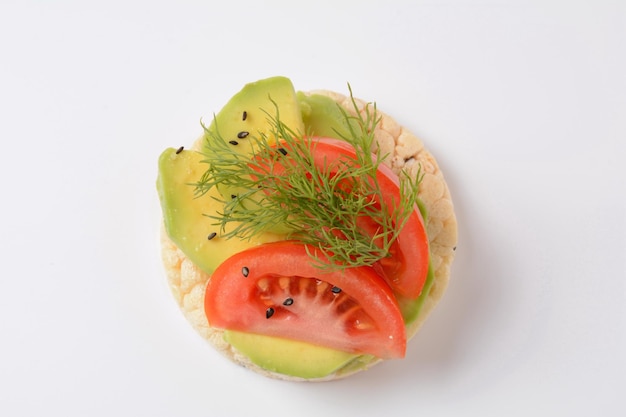 Rijstbrood Krokant gekweekte avocadotomaten en verse dille