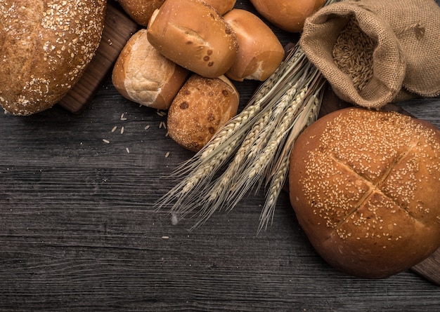 Rijstbrood op de tafel.