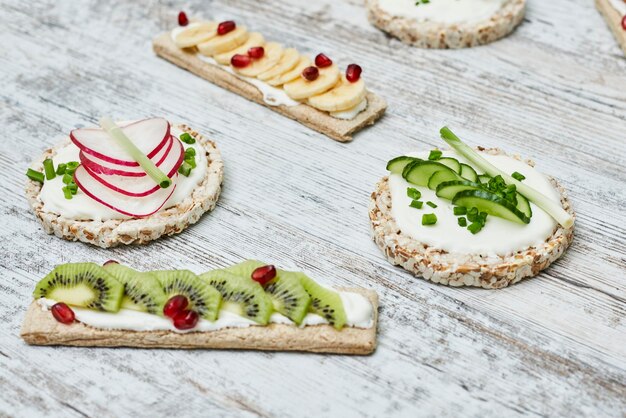 Rijstcake en knäckebröd met roomkaas en groenten