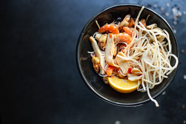 rijstnoedels cellofaan pasta zeevruchten garnalen mosselen inktvis gezonde maaltijd