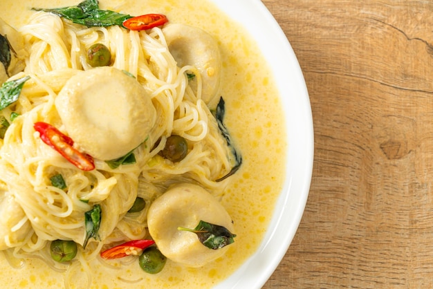 Rijstnoedels met groene curry en visbal