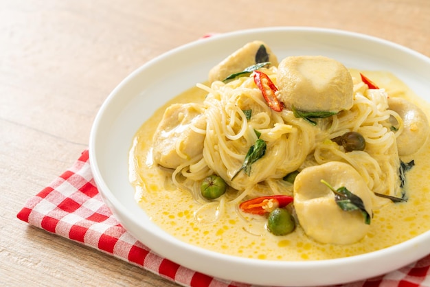 Rijstnoedels met Groene curry en Visbal