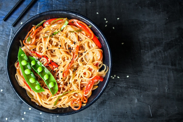 Rijstnoedels met groenten cellofaan pasta natuurlijk product