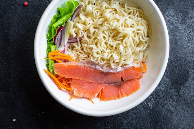 Rijstnoedels zalm zeevruchten of tarwe glas cellofaan pasta klaar om te eten