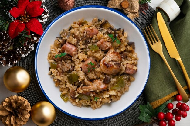 Rijstpaella met konijnworstjes en groene bonen Kerstmaal in Spanje