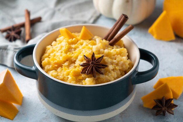 Rijstpap met pompoen gekookt met vanille en kruiden. Geserveerd in een mooi gerecht
