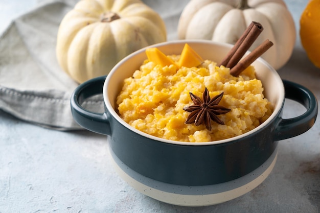 Rijstpap met pompoen gekookt met vanille en kruiden. Geserveerd in een mooi gerecht