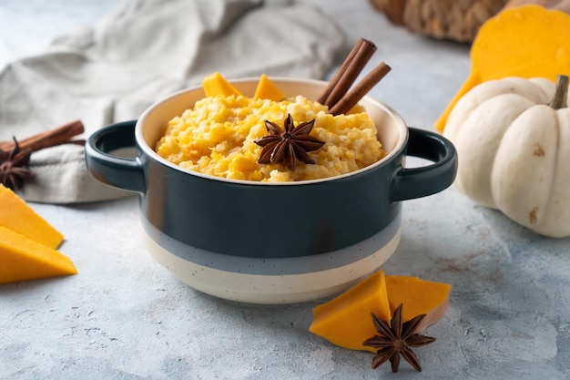 Rijstpap met pompoen gekookt met vanille en kruiden. Geserveerd in een mooi gerecht