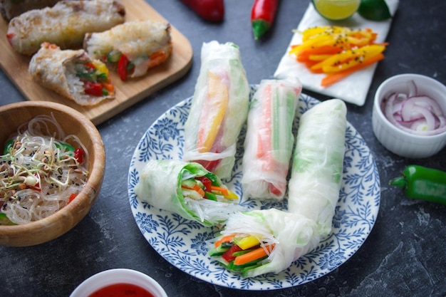 Rijstpapierrollen met groenten op een donkere achtergrond, Vietnamees, Aziatisch eten