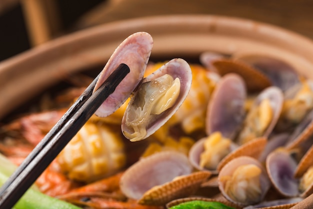 Rijstpot met zeevruchten in kantonese stijl