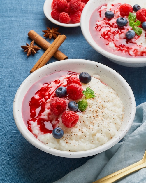 Rijstpudding. Franse melk rijstdessert met frambozen, bosbessen, bessen, jam.