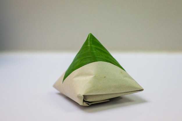 Rijstwrap in bananenblad en papieren Aziatische traditionele gerechten.
