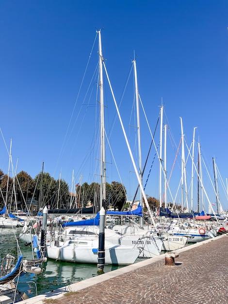 Photo rimini emiliaromagna italy 09092023boats with lowered sails in the sea channel