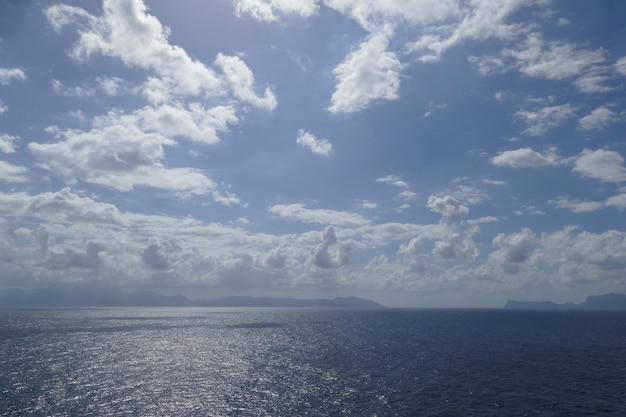 Rimpelend zeewater tegen een bewolkte hemel