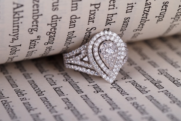 Foto ring diamant in het boek