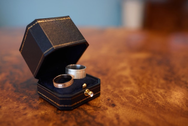 Ring in de doos op houten tafel