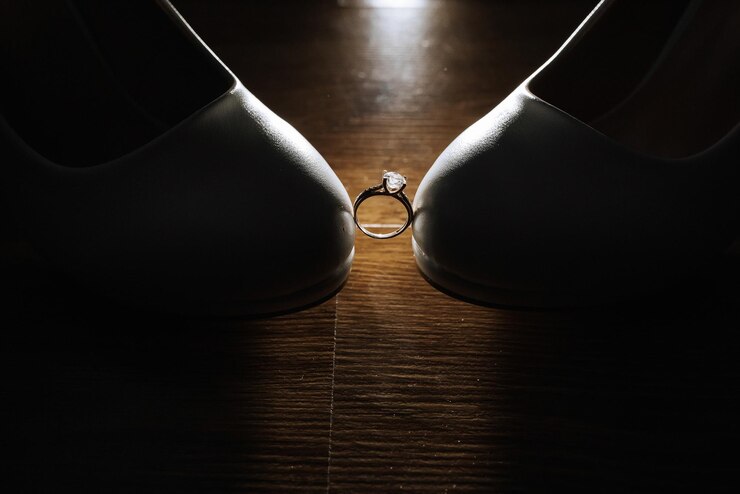 Photo a ring is placed on the bottom of a pair of shoes