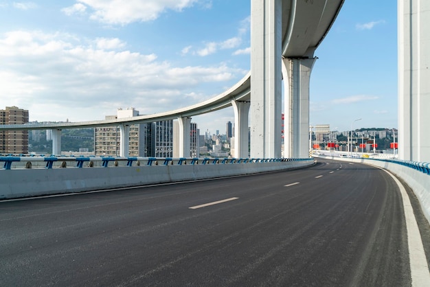 環状高架道路と都会の風景