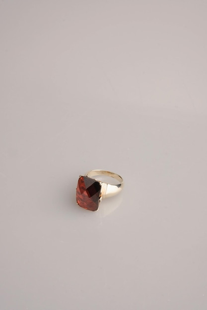 Photo a ring that has a red stone on it