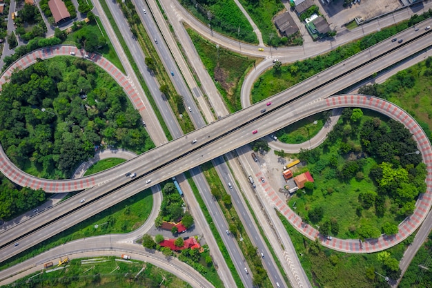 Ringbrug die de stad en snelwegsnelweg verbindt