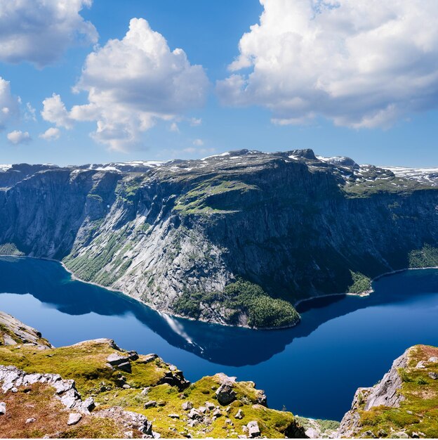 Ringedalsvatnet blauw bergmeer in de buurt van Trolltunga, Noorwegen