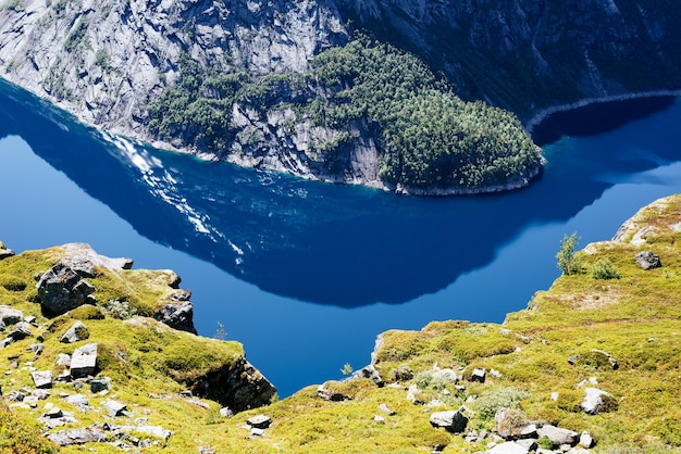 Foto lago blu di ringedalsvatnet vicino a trolltunga, norvegia