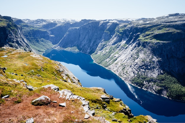 Ringedalsvatnet Lake in de buurt van Trolltunga, Noorwegen