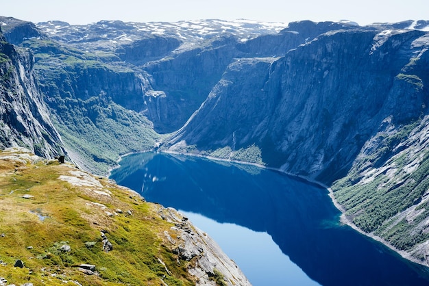 Foto lago ringedalsvatnet vicino a trolltunga, norvegia