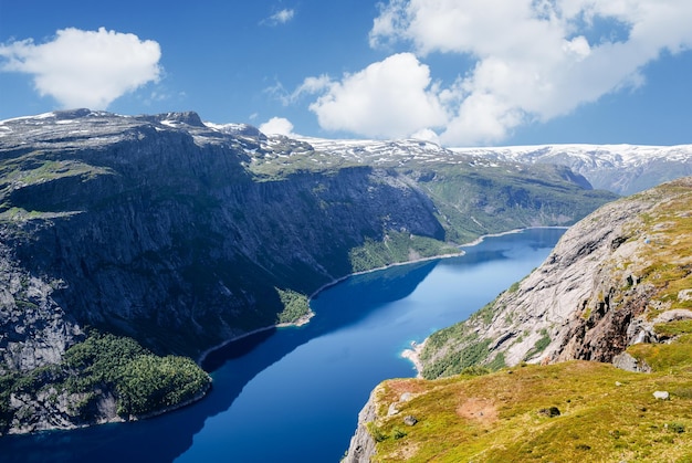 Озеро Рингедалсватнет возле трассы Тролльтунга, Норвегия