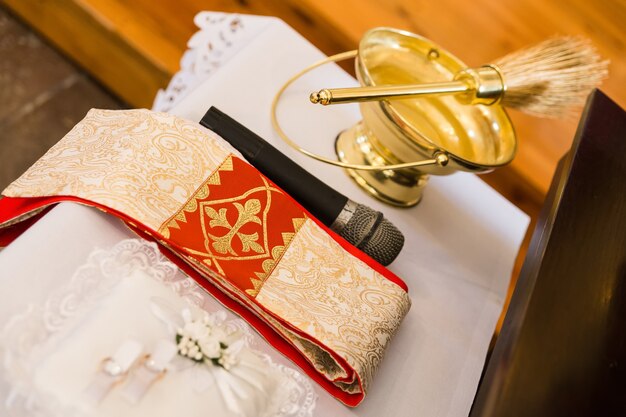 Ringen, handdoek, microfoon en borstel voorbereid voor huwelijksceremonie
