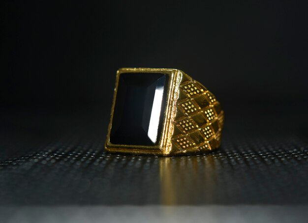 ringgoud met zwarte onyx