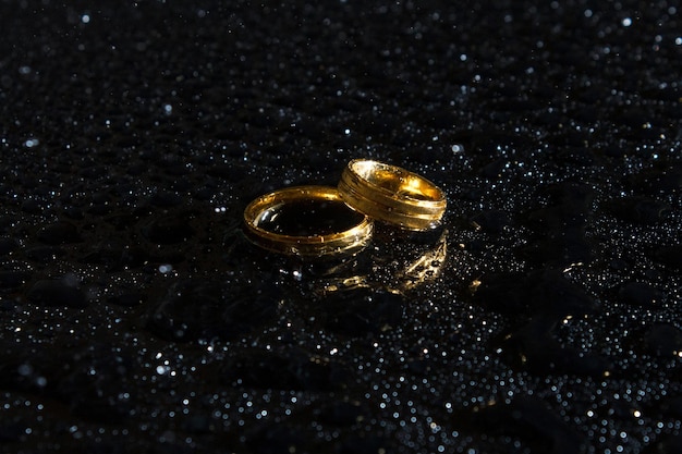 Photo rings on a dark background. wedding rings. jewelry.