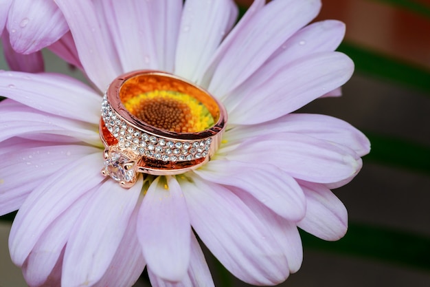 Foto anelli, oro con decorazioni floreali bianche